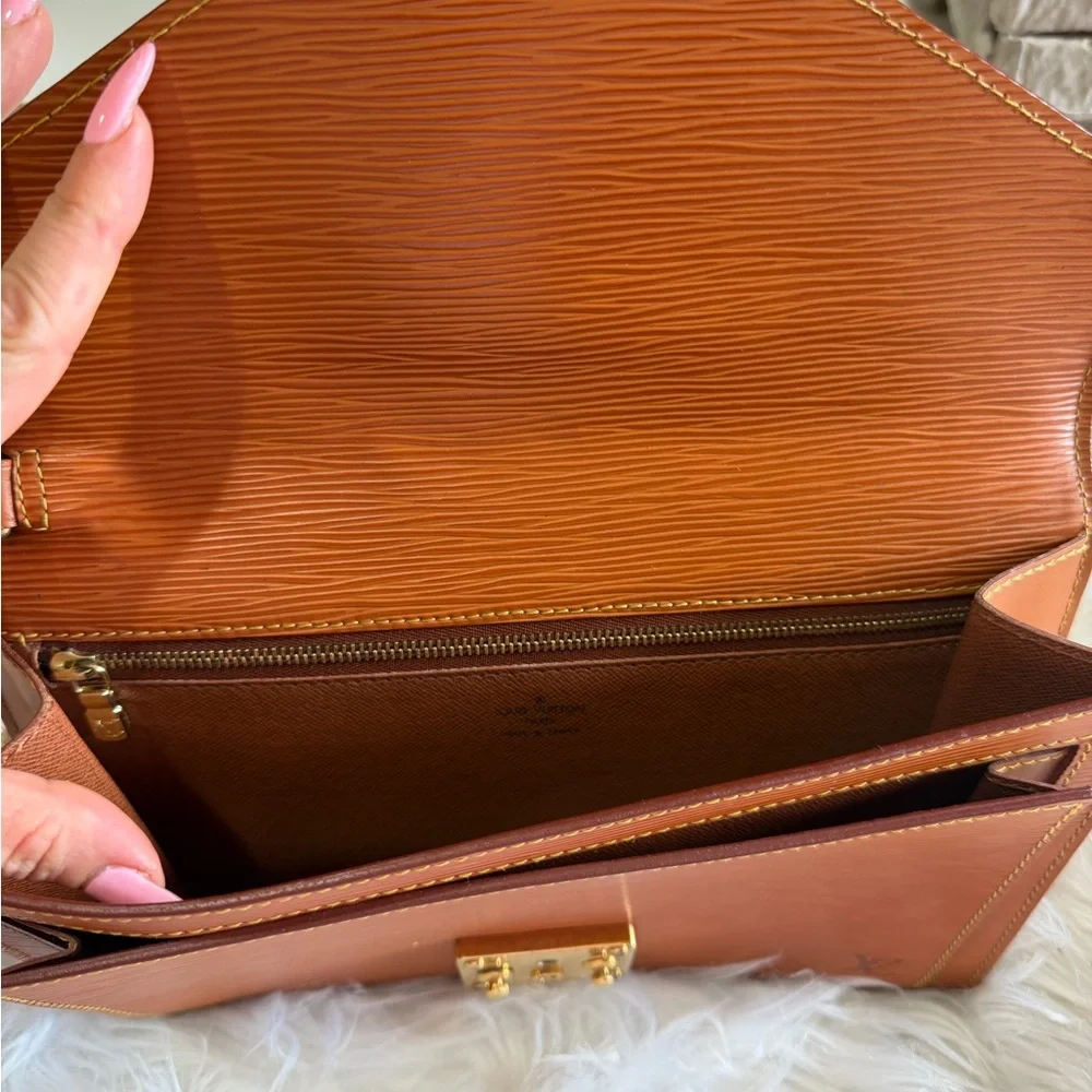 Louis Vuitton Epic‎ Seller Dragonne Clutch